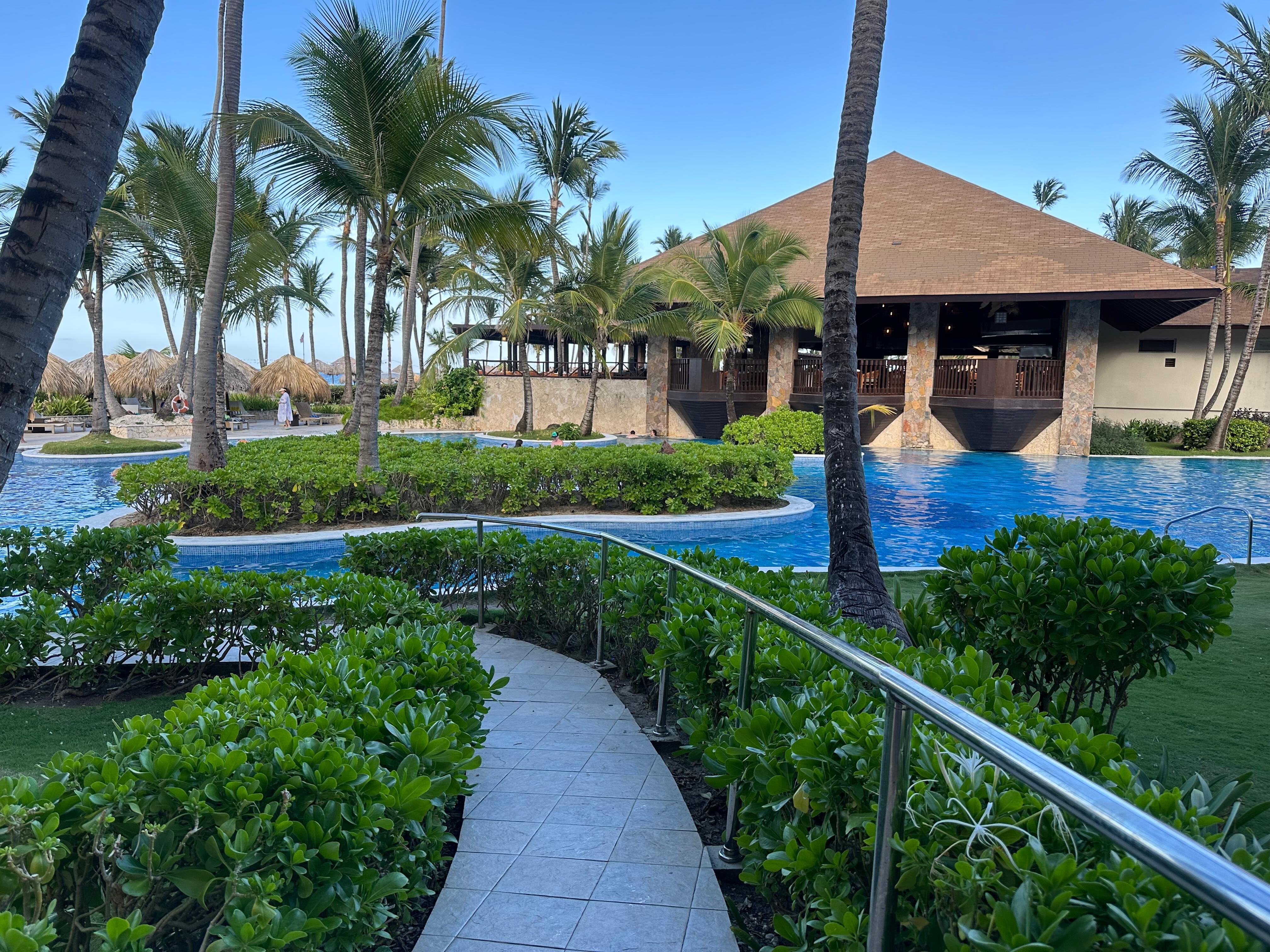 Hermosa vista de la piscina en el atardecer