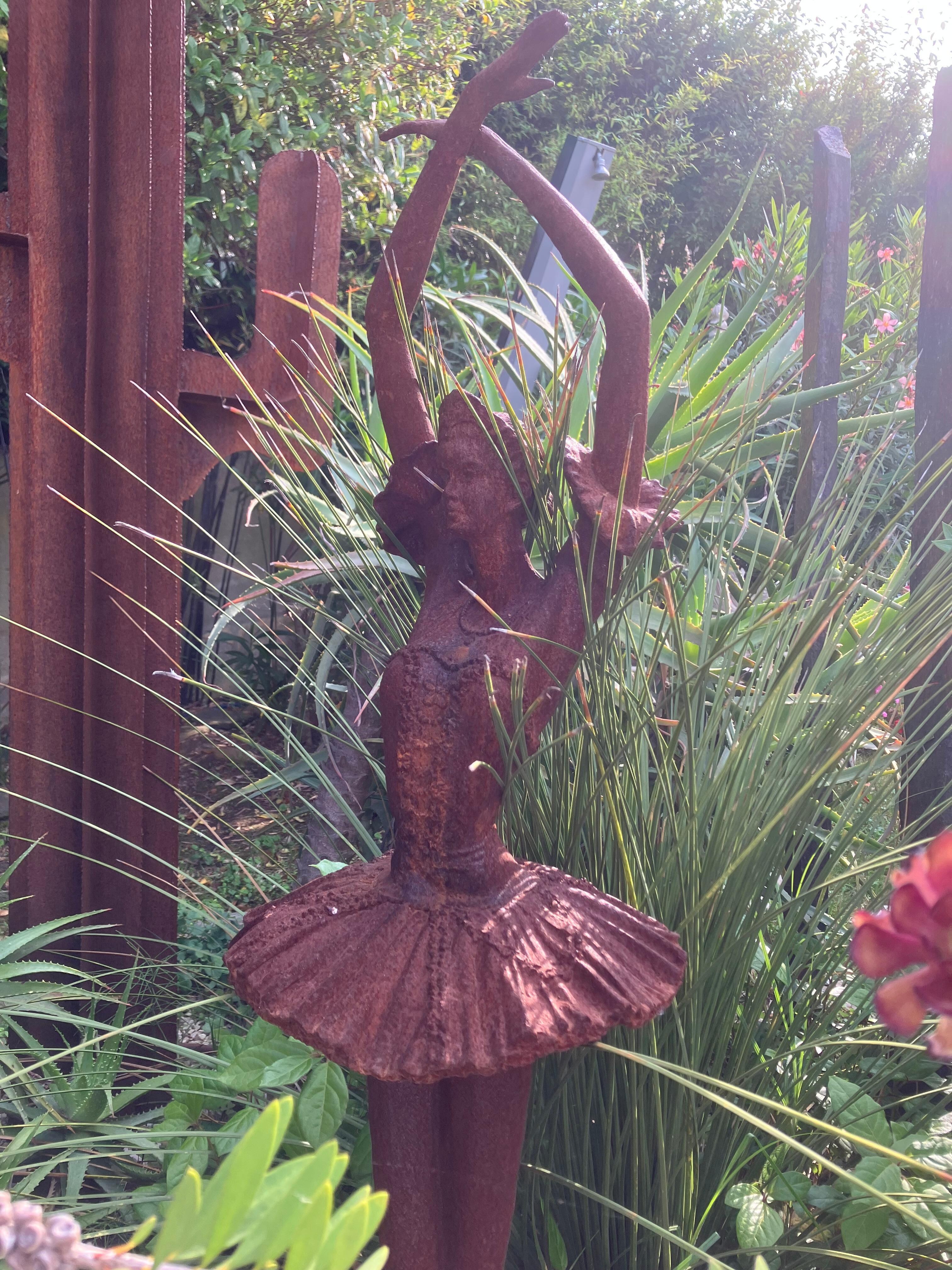 Ballet dancers in the garden 