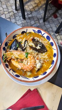 Cataplana, Arroz Marisco etc im Hafen bei der Markthalle hat es sehr gute, tolle gute Restaurantes