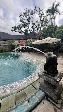 Ett av hotellets tre basseng. Deilig temperatur