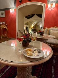 Free wine & cheese tasting daily in the bar