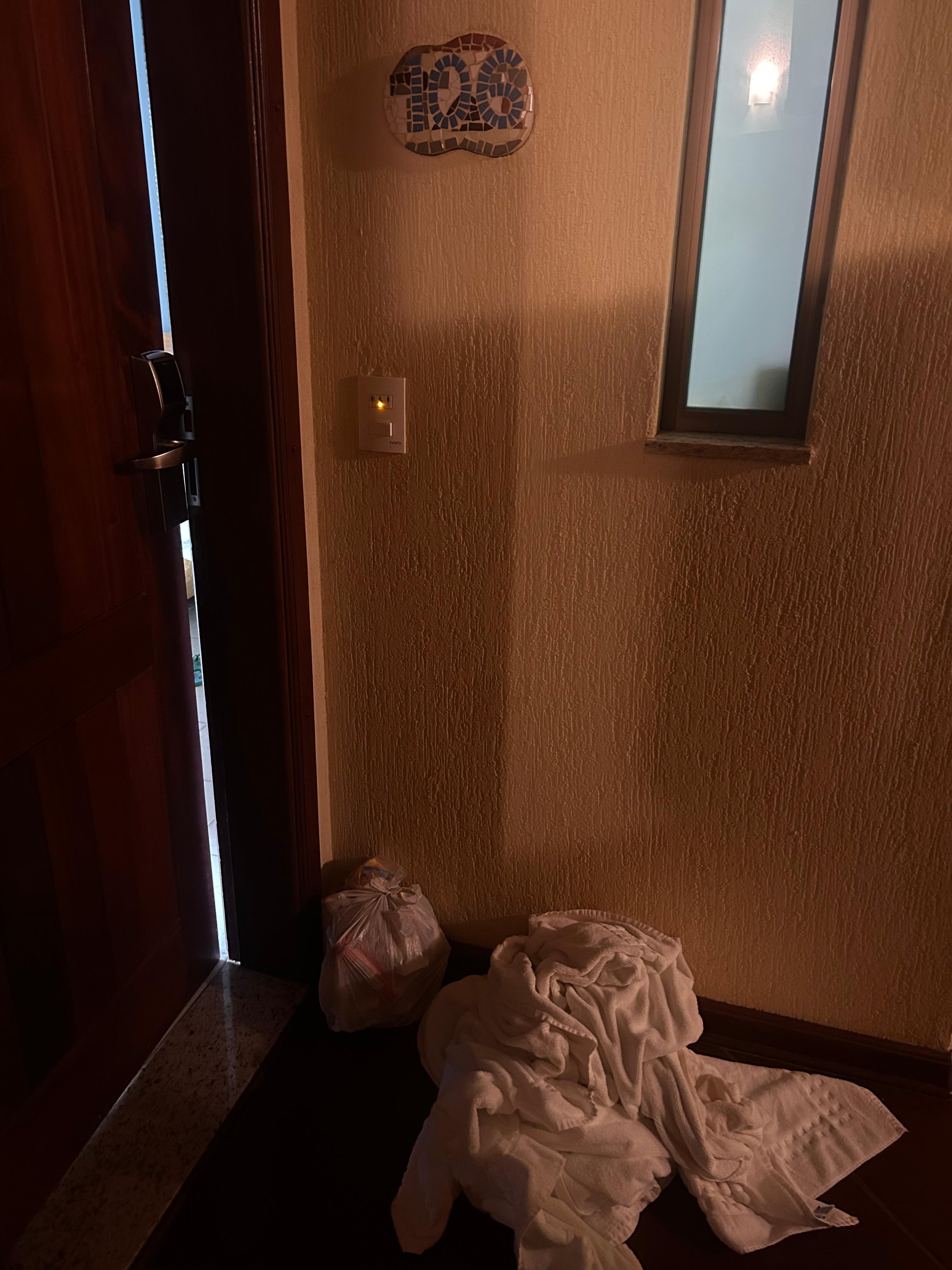 Ficamos em dois apartamentos, colocava o lixo e toalhas pra fora, pois mesmo com a luz verde para arrumação acesa não faziam