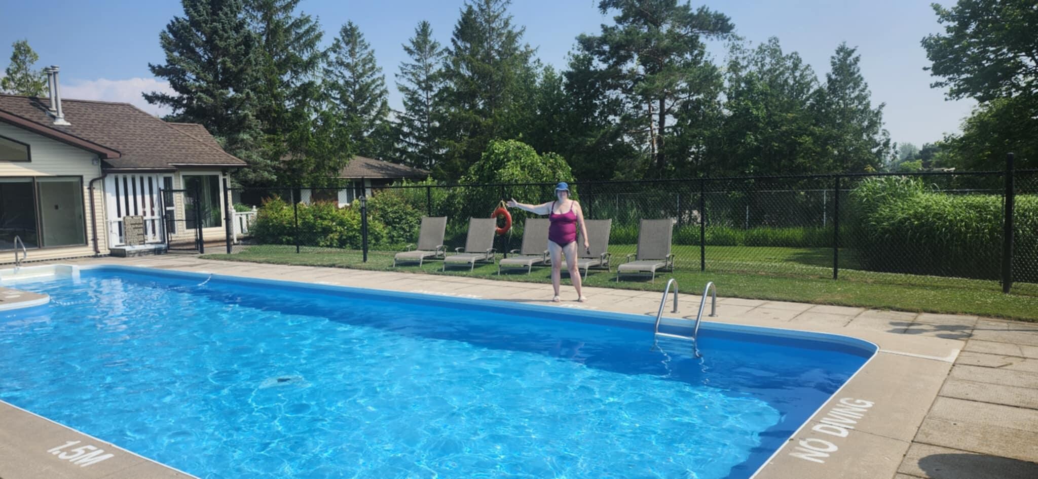 Great pool and loungers. 
