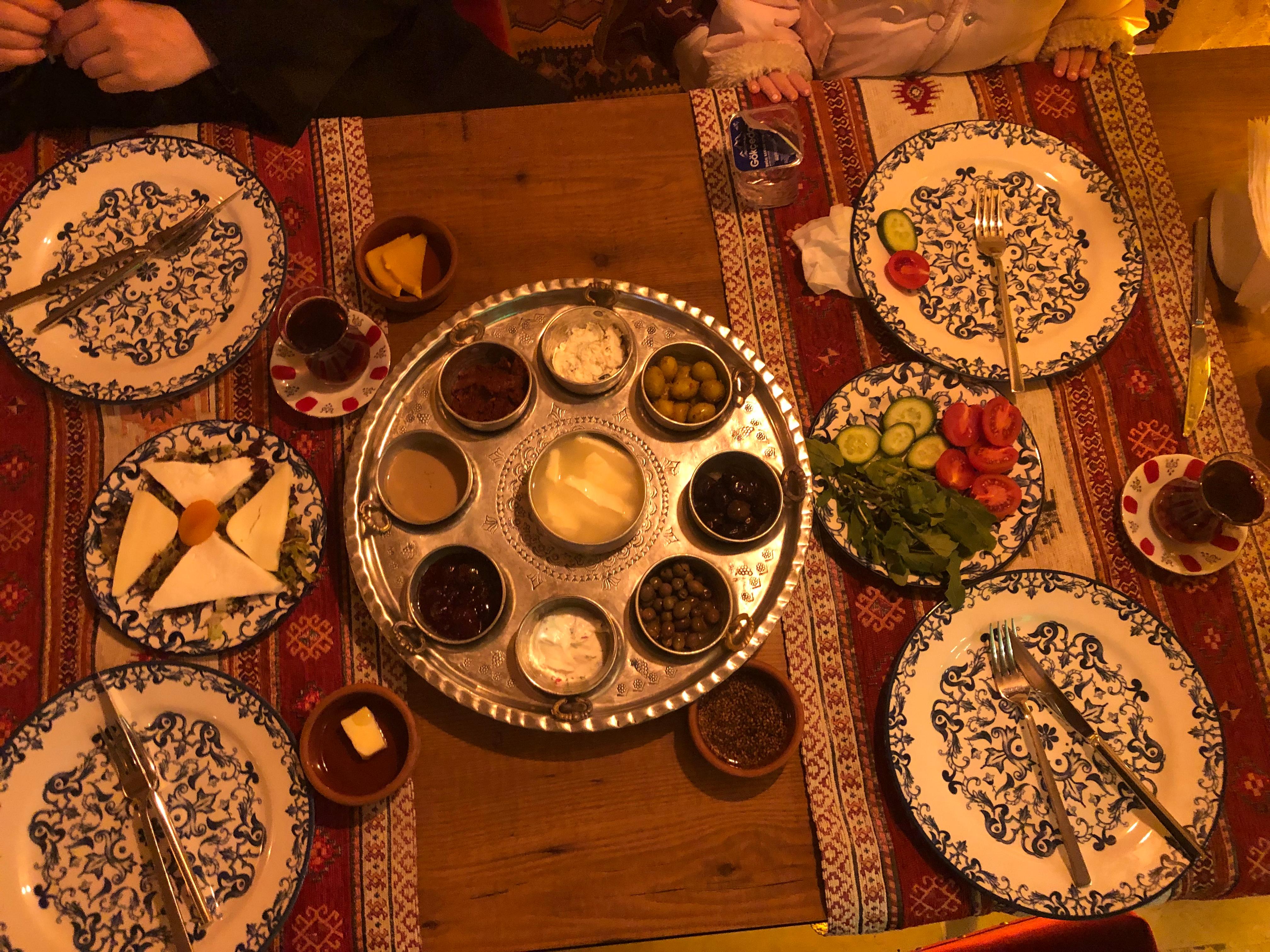 Mardinin yöresel peyniri ve seytinide vardı börek yumurta her şey yeterliydi