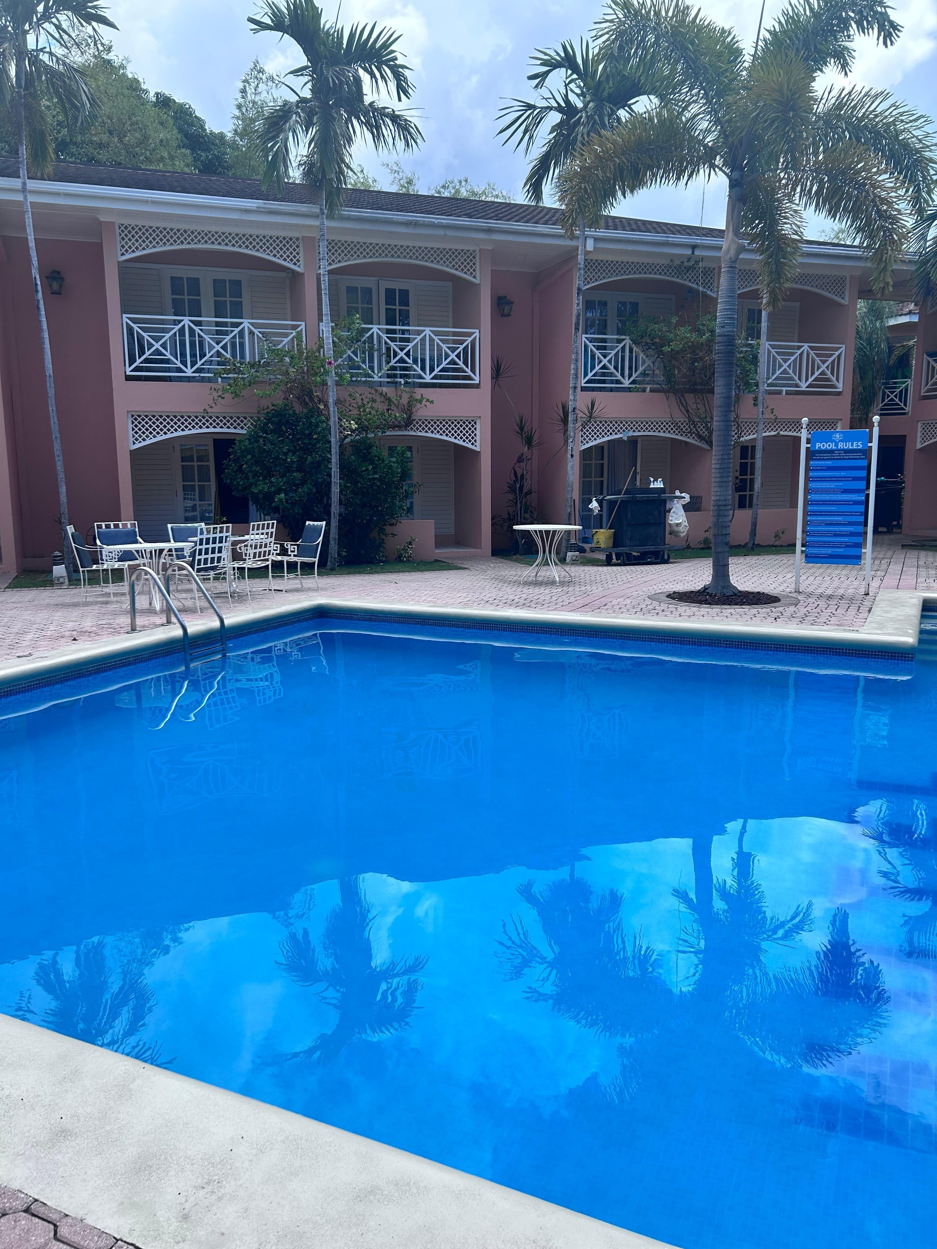 Pool very cozy.. tranquility 