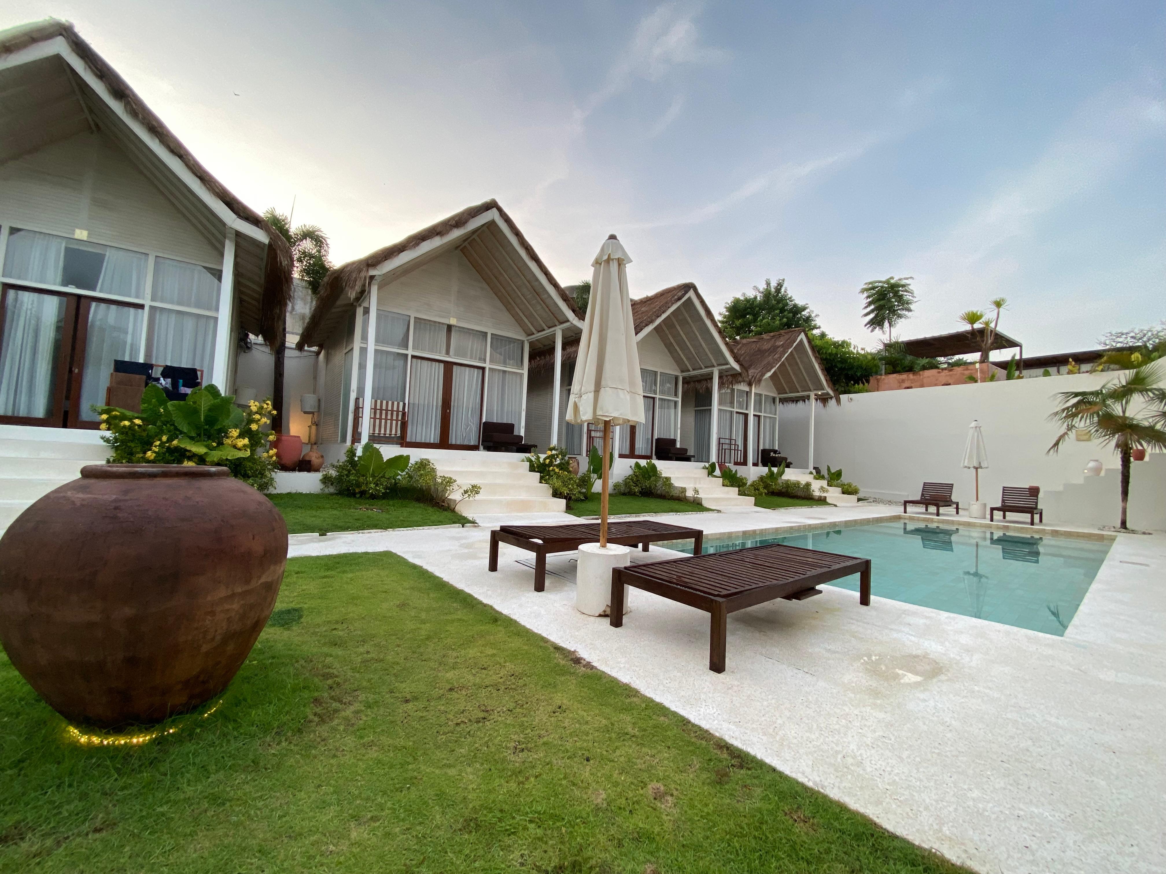 The 4 huts with a nice pool