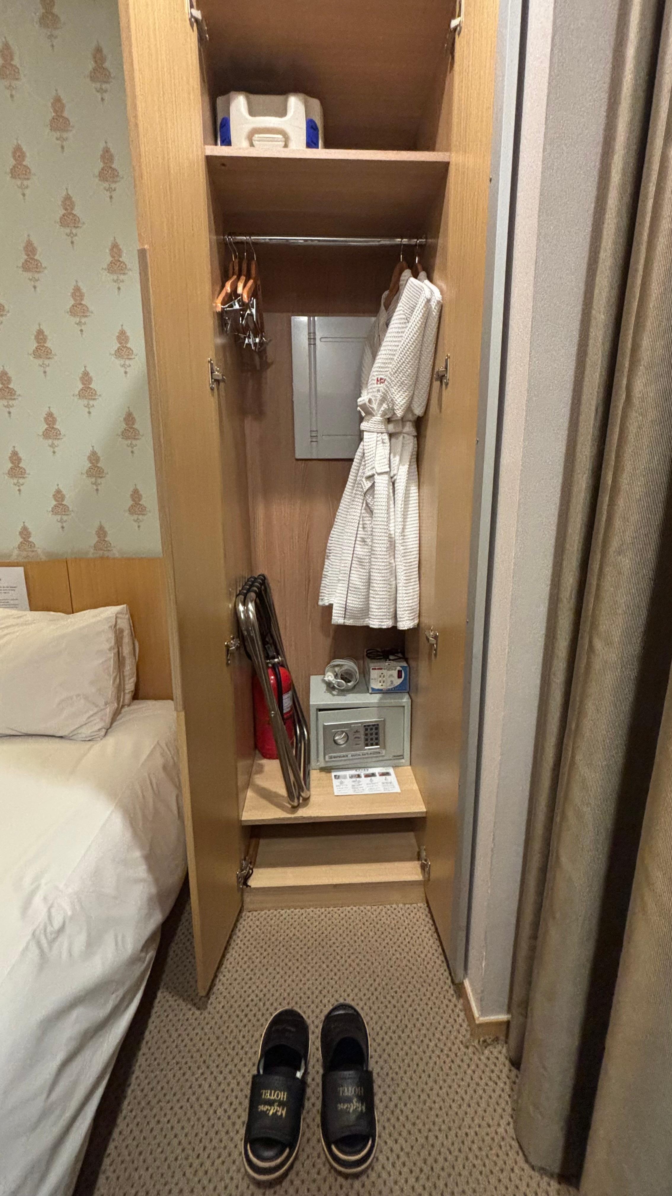 スリッパは使い捨てではなく備え付けのものでした