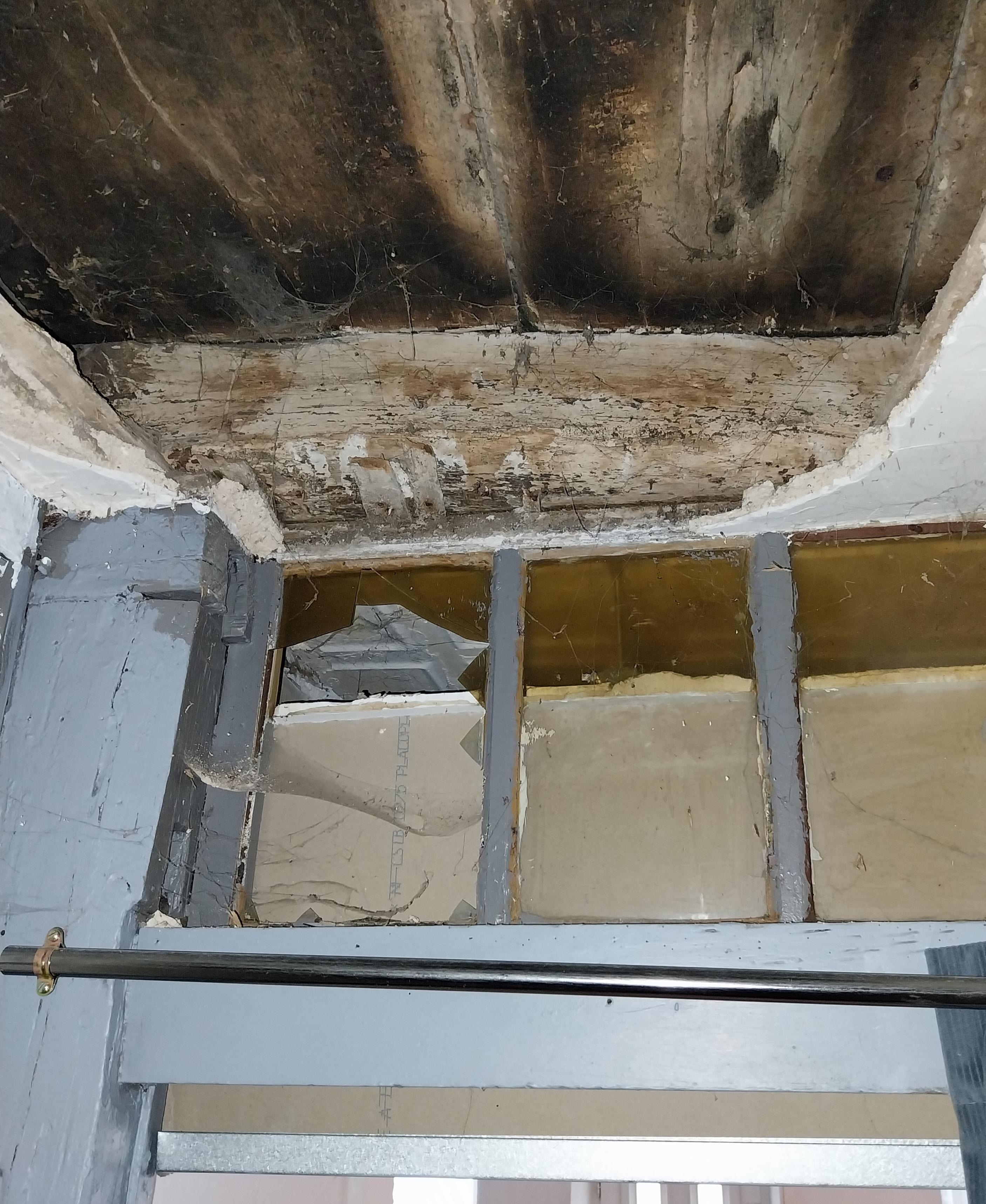 Aperçu d'un réduit de rangement séparé du coin cuisine par un rideau.