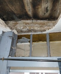 Aperçu d'un réduit de rangement séparé du coin cuisine par un rideau.