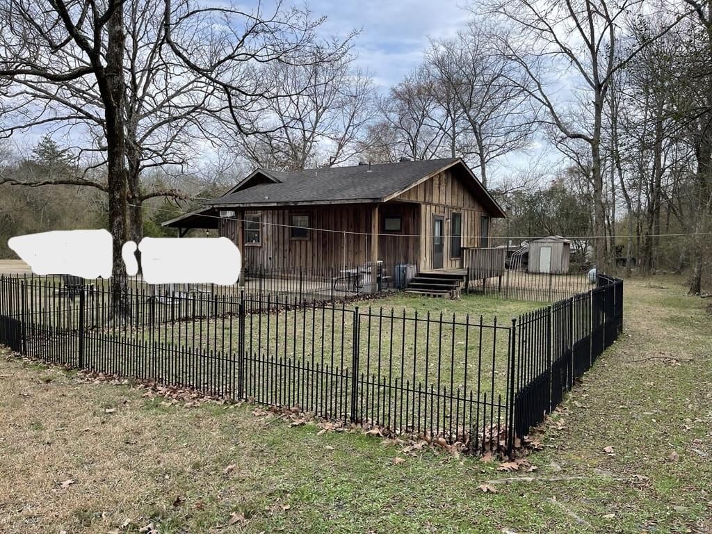 House from back, showing dog pen with run. 
