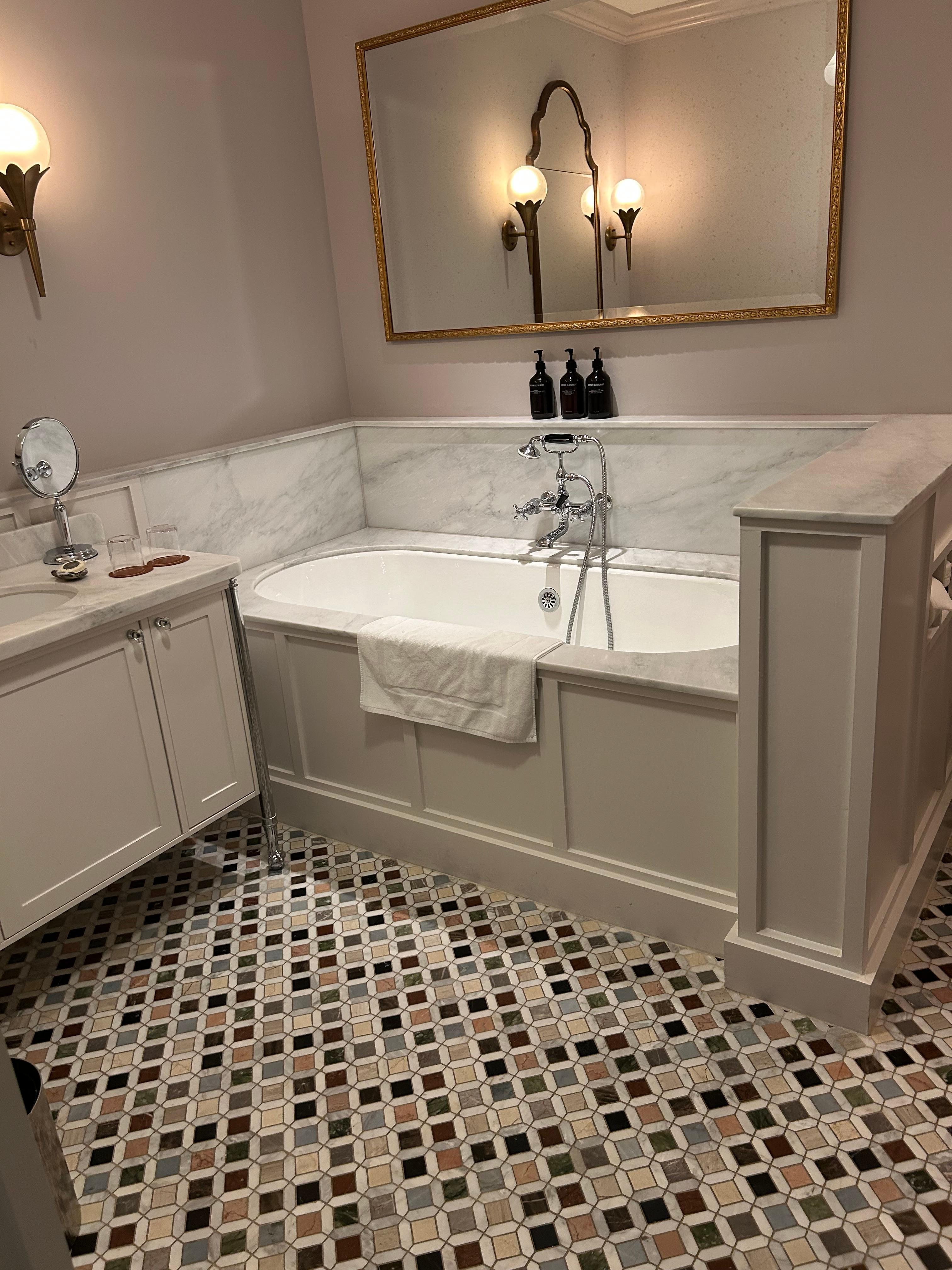 Soaking tub