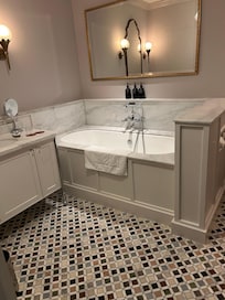 Soaking tub