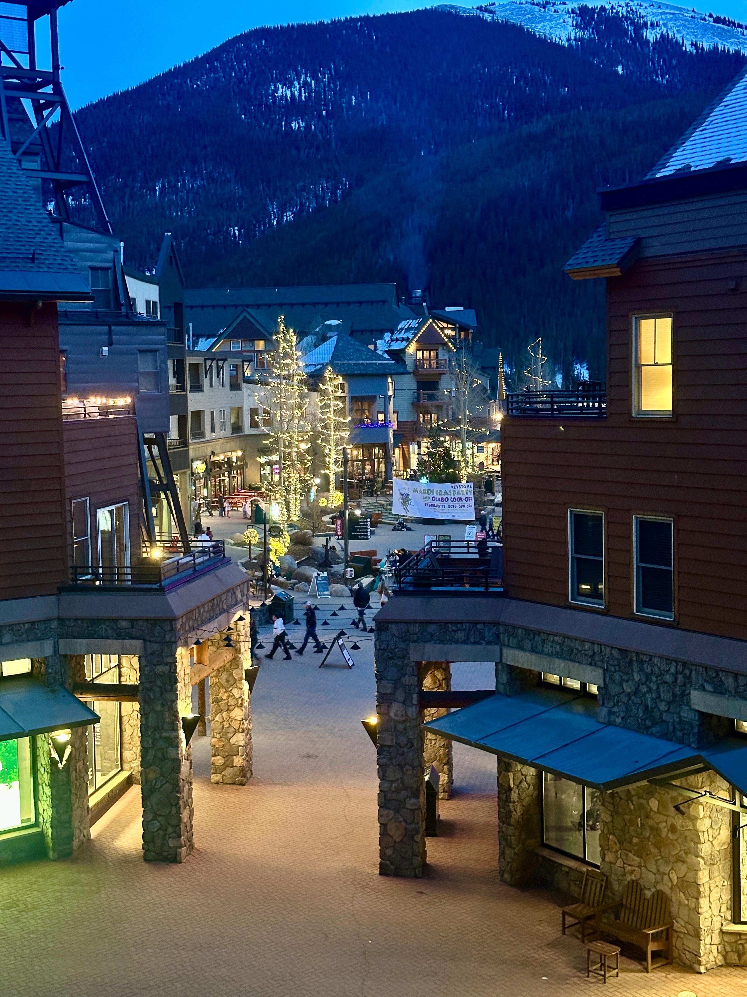 Central and convenient location. We loved walking to the lift and the hot tub! We highly recommend! 