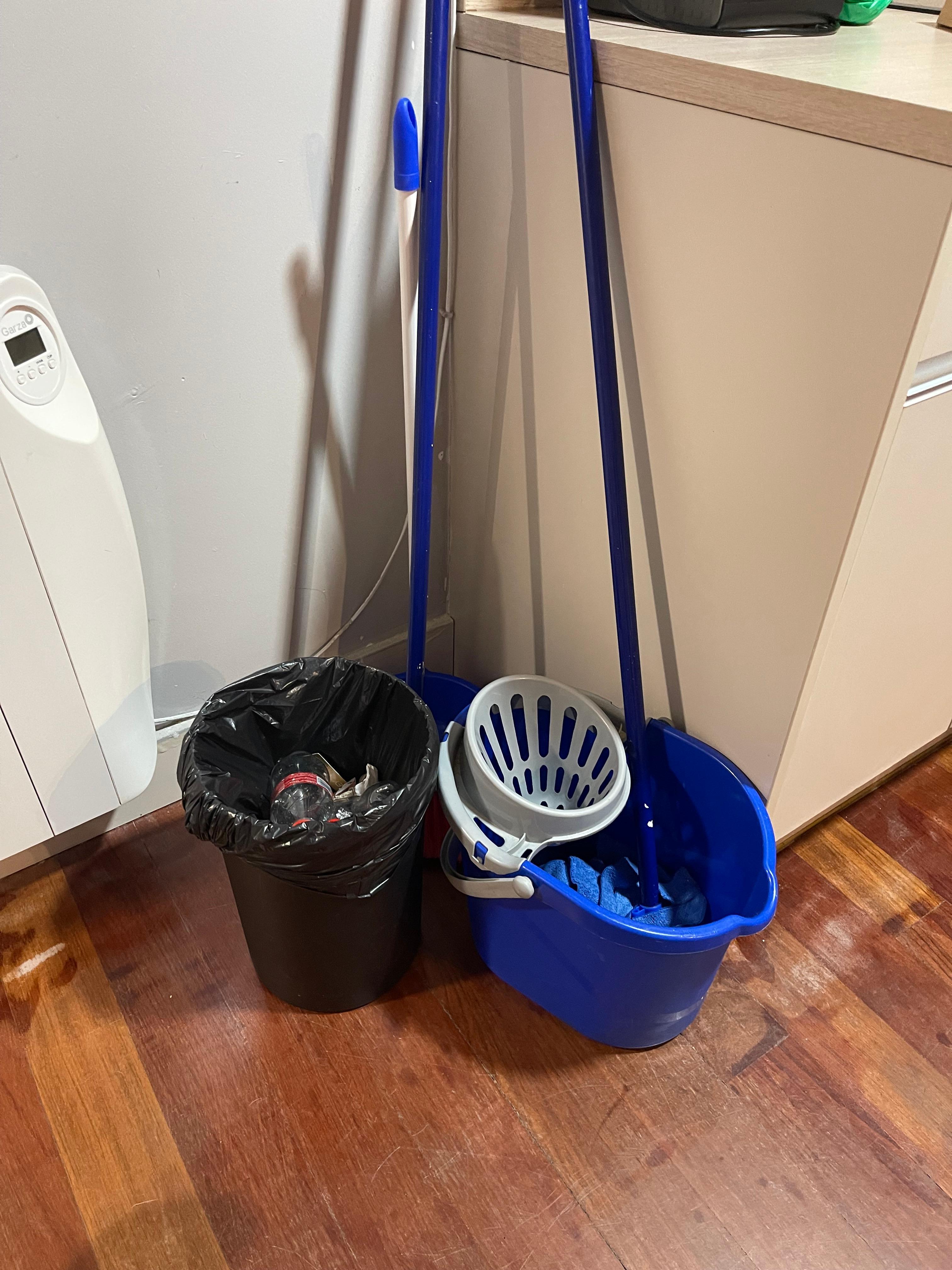 Next to the sink a welcome set on buckets and moping stick ! 