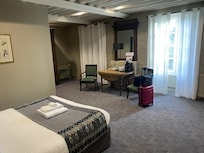 Chambre très spacieuse et agréable. Très calme. Literie excellente. Je recommande