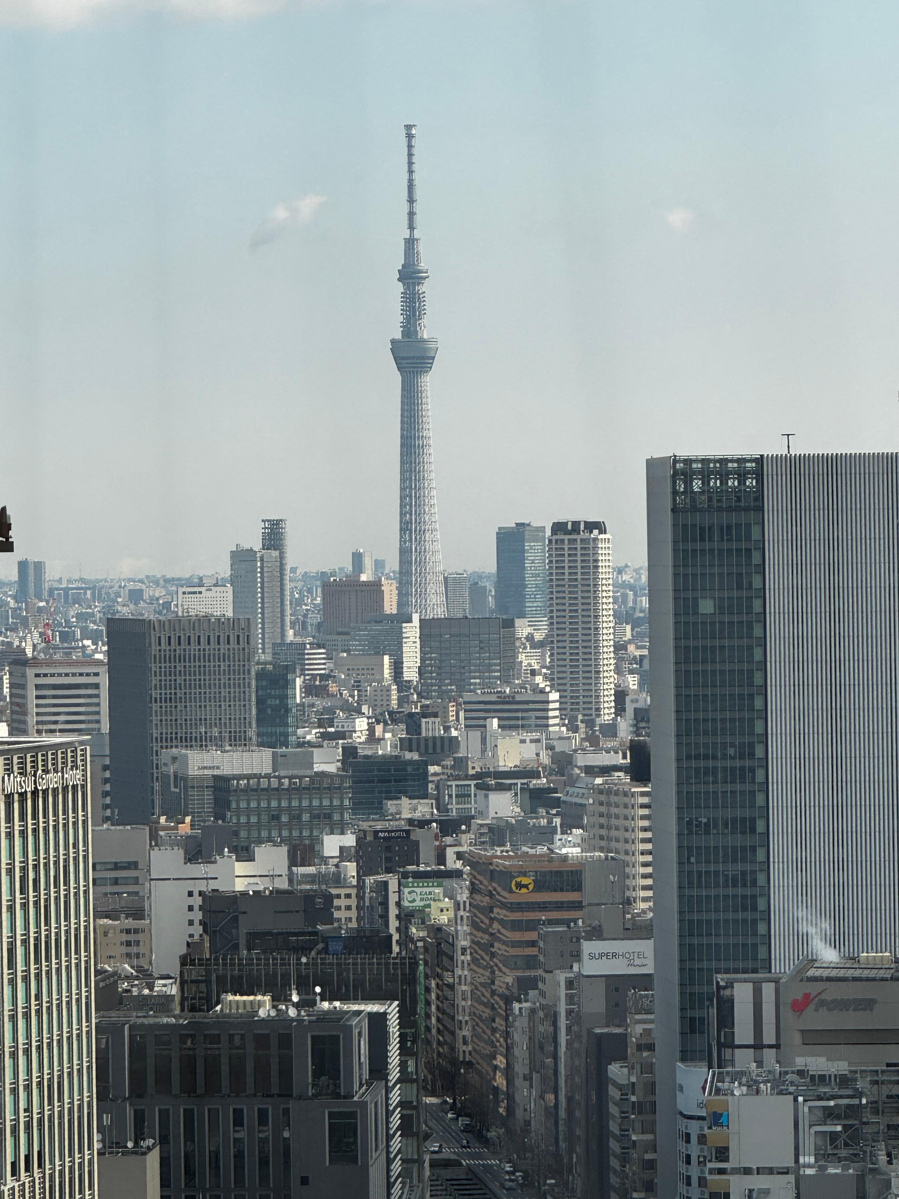 Vista do Tokyo Skytree do meu quarto . O quarto foi sensacional. Adorei .