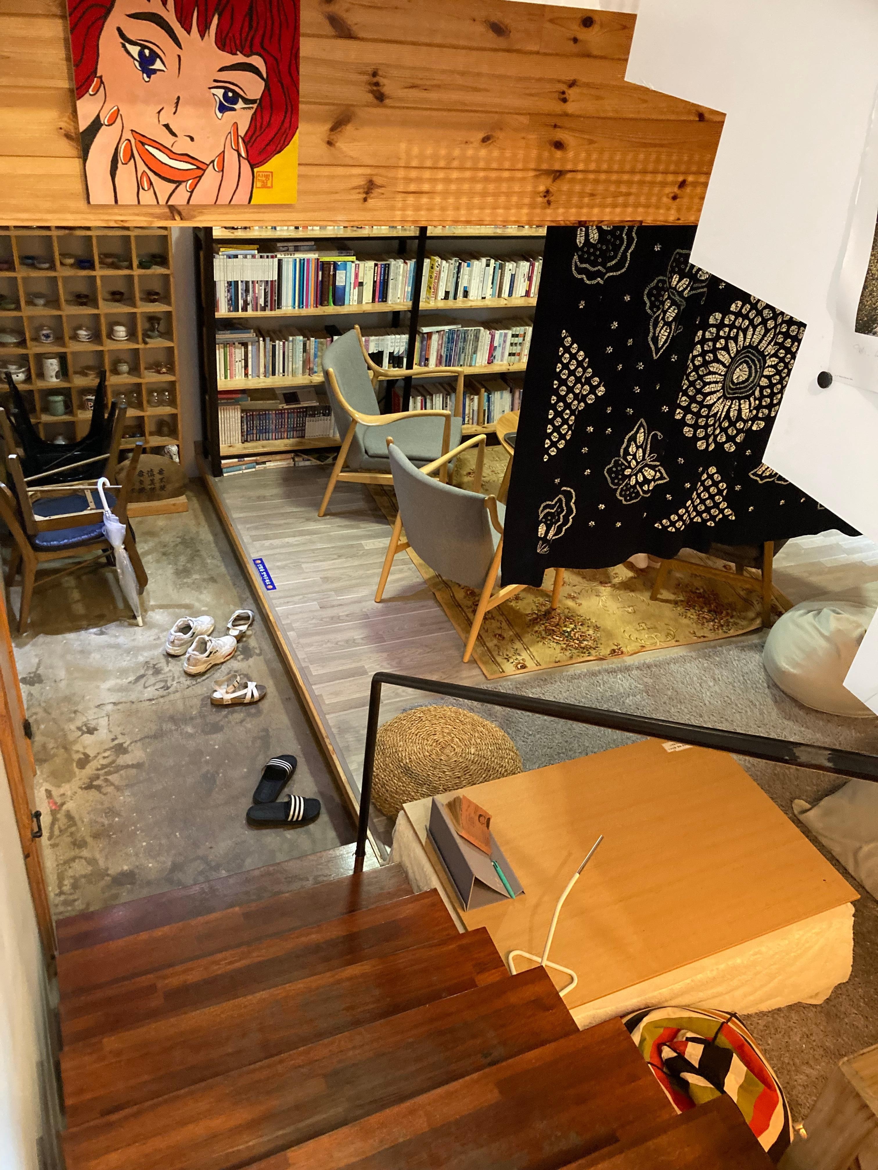 1층은 북카페로 숙박하시면 전메뉴10%할인도 해줍니다.