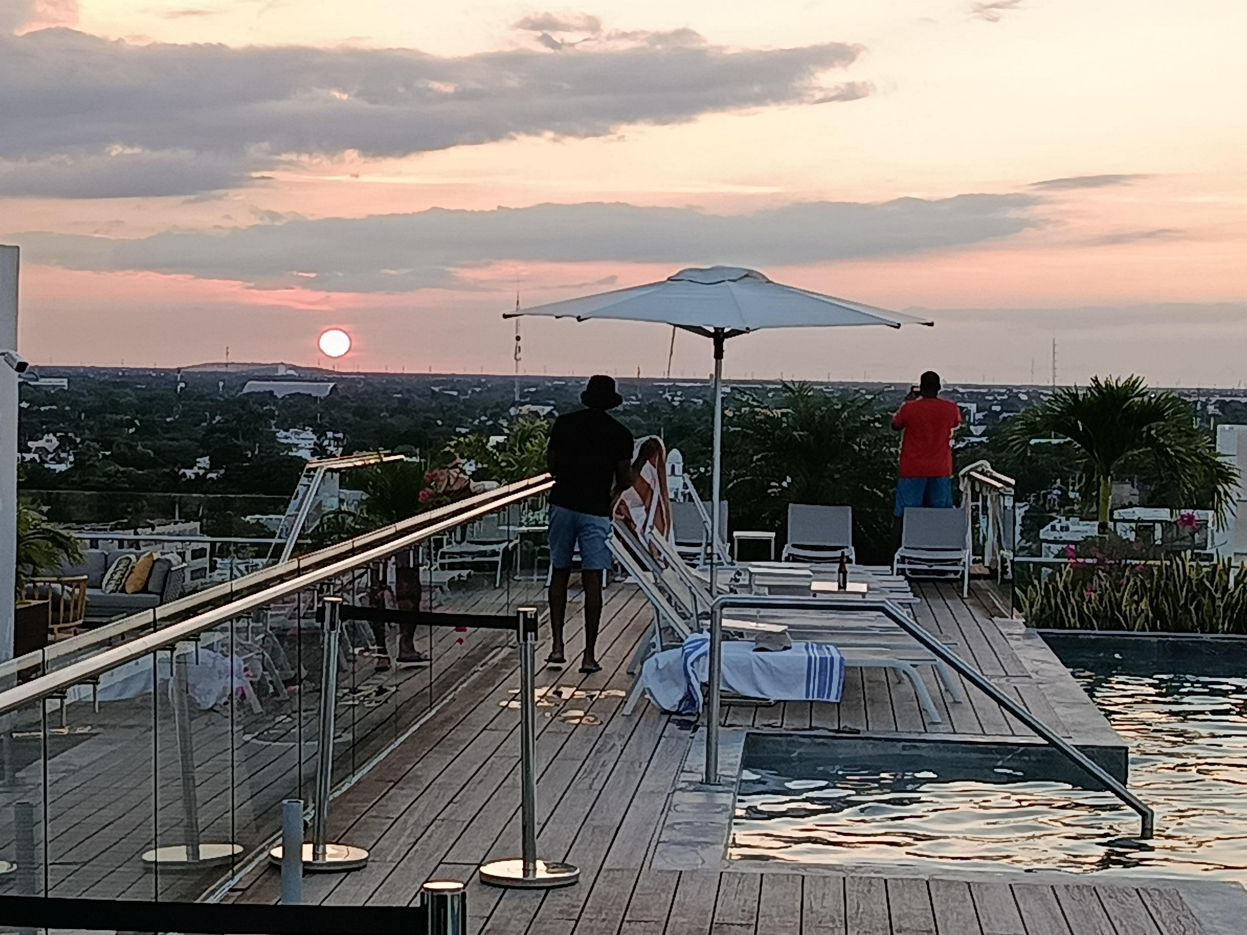 Puesta de sol en la alberca en el último piso 😁