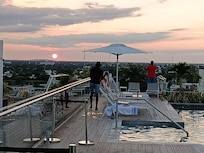 Puesta de sol en la alberca en el último piso 😁