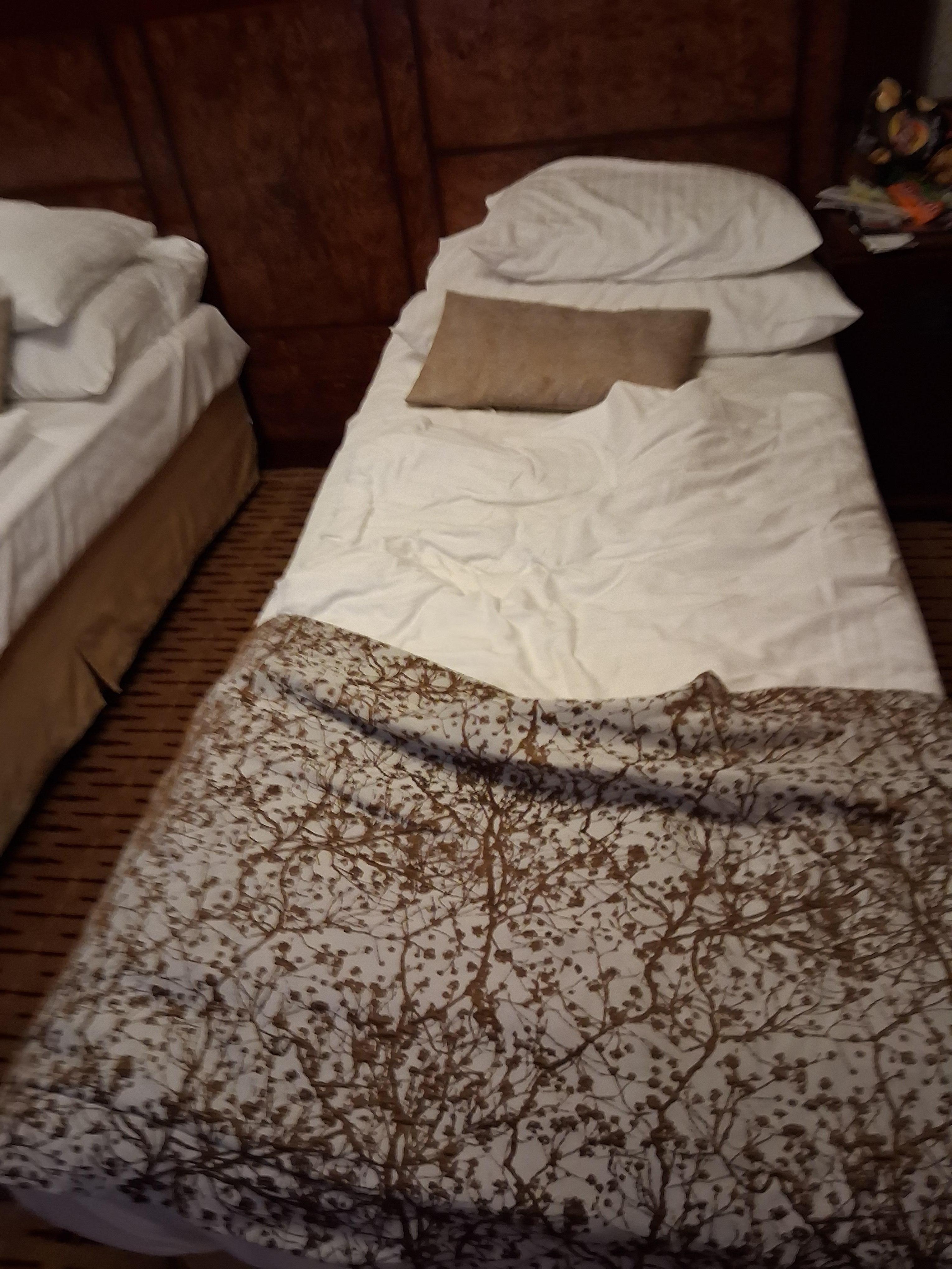 80 sängar som nästan trilla ur