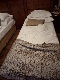 80 sängar som nästan trilla ur