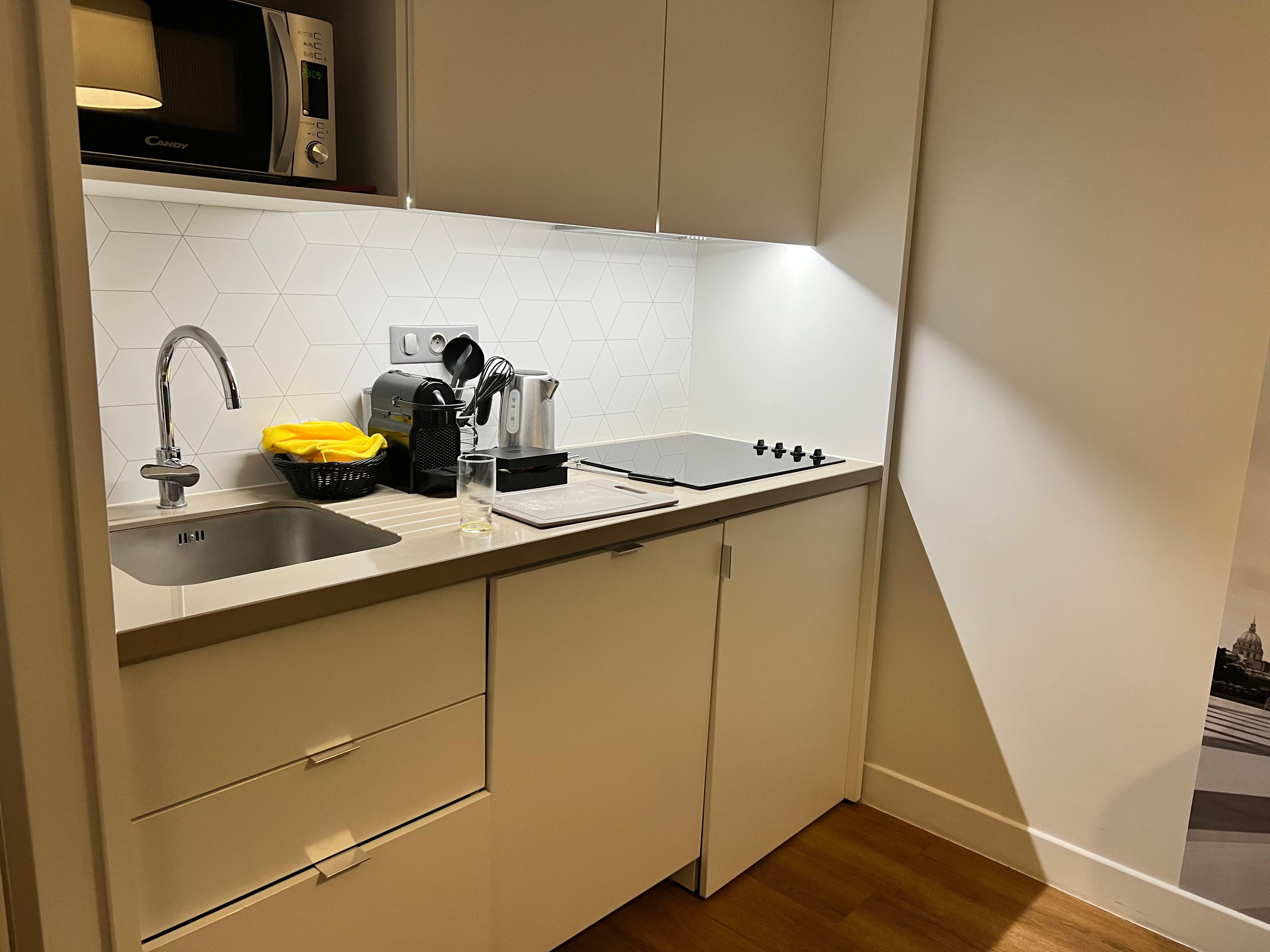 Kjøkkenbenk med det mest nødvendige. Litt flere kaffekapsler hadde vært fint. Det kan være flere enn en som drikker kaffe.