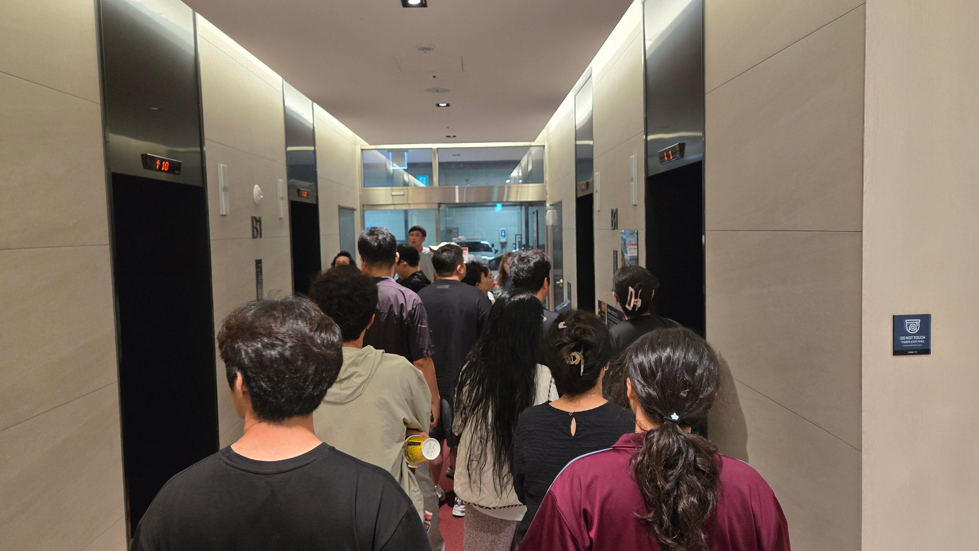 엘리베이터를 기다리고 있는 모습입니다. 숙박하는 내내 이랬습니다.