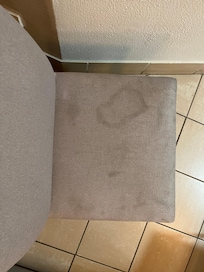 la única silla de la habitación estaba sucísima