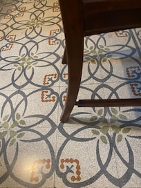 Cadeira do quarto quebrada quase cai