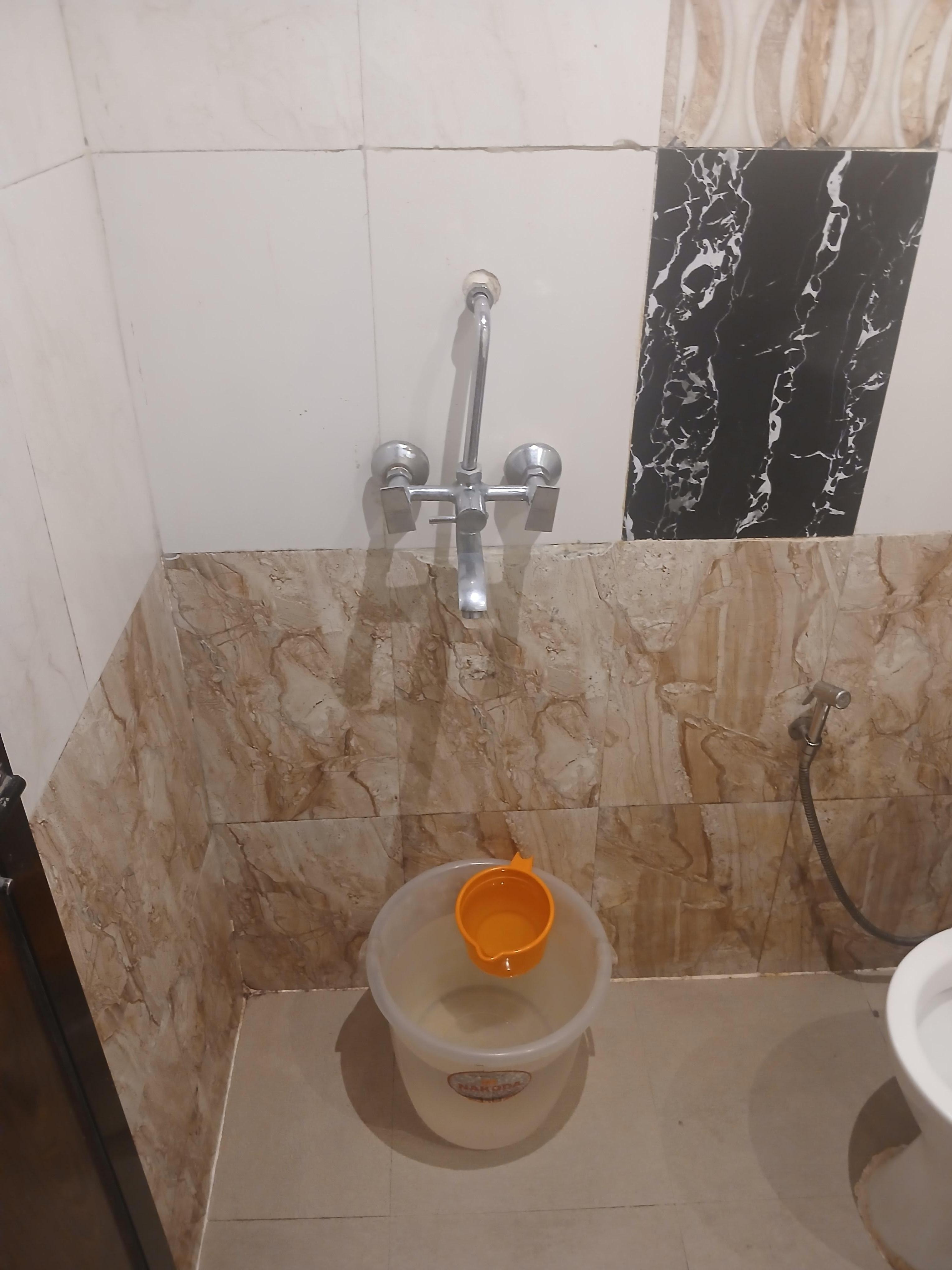 Doccia era con secchio. Grazie hotel.com,  ho cercato di chiamare per cambiare hotel ma nessuna risposta

