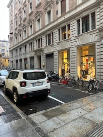 Exterior 20m in from the porticoes shopping street.