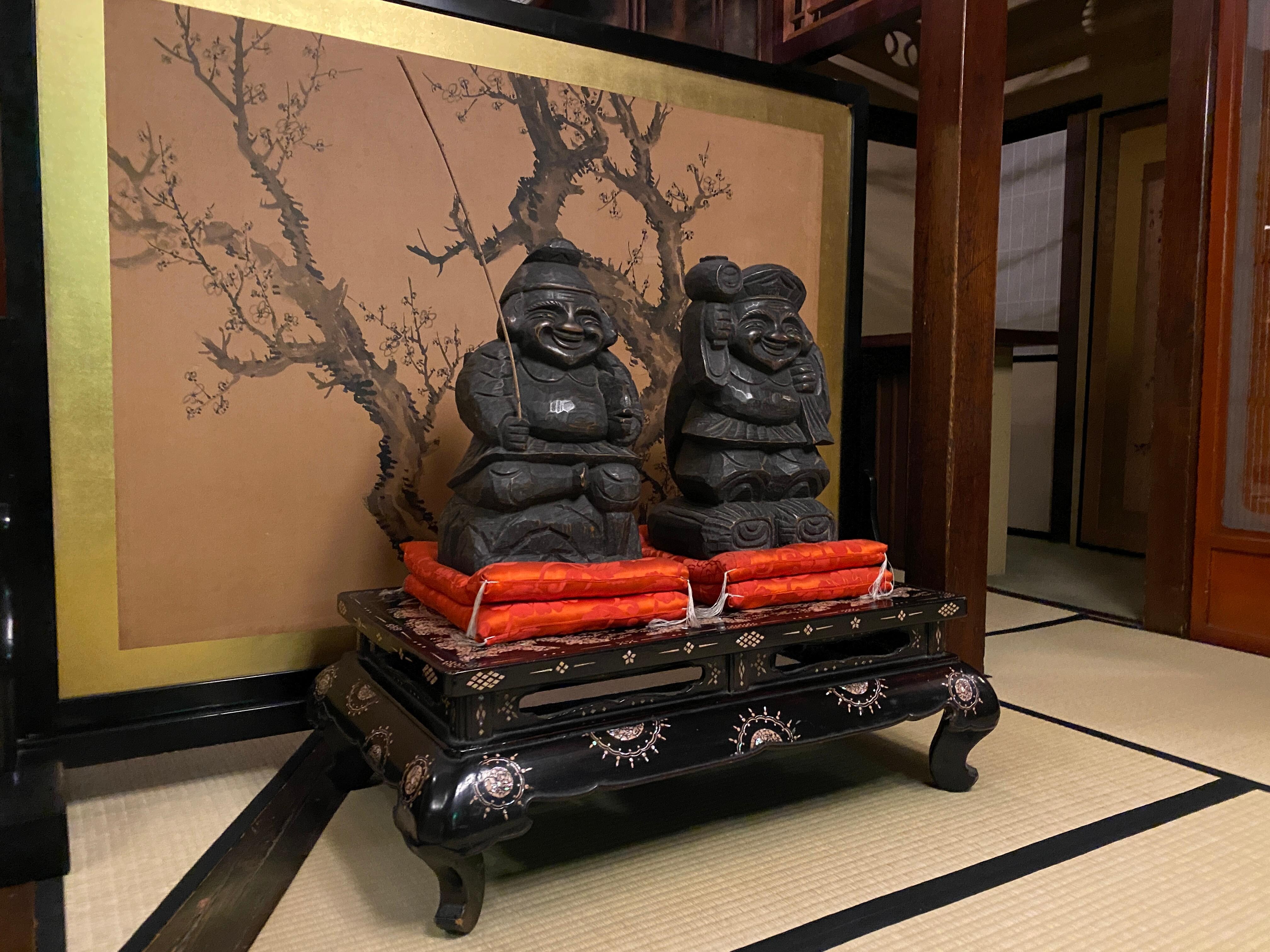 明治時代の旧正面玄関にはおめでたい神さまがお出迎え