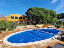 Le jardin avec piscine.