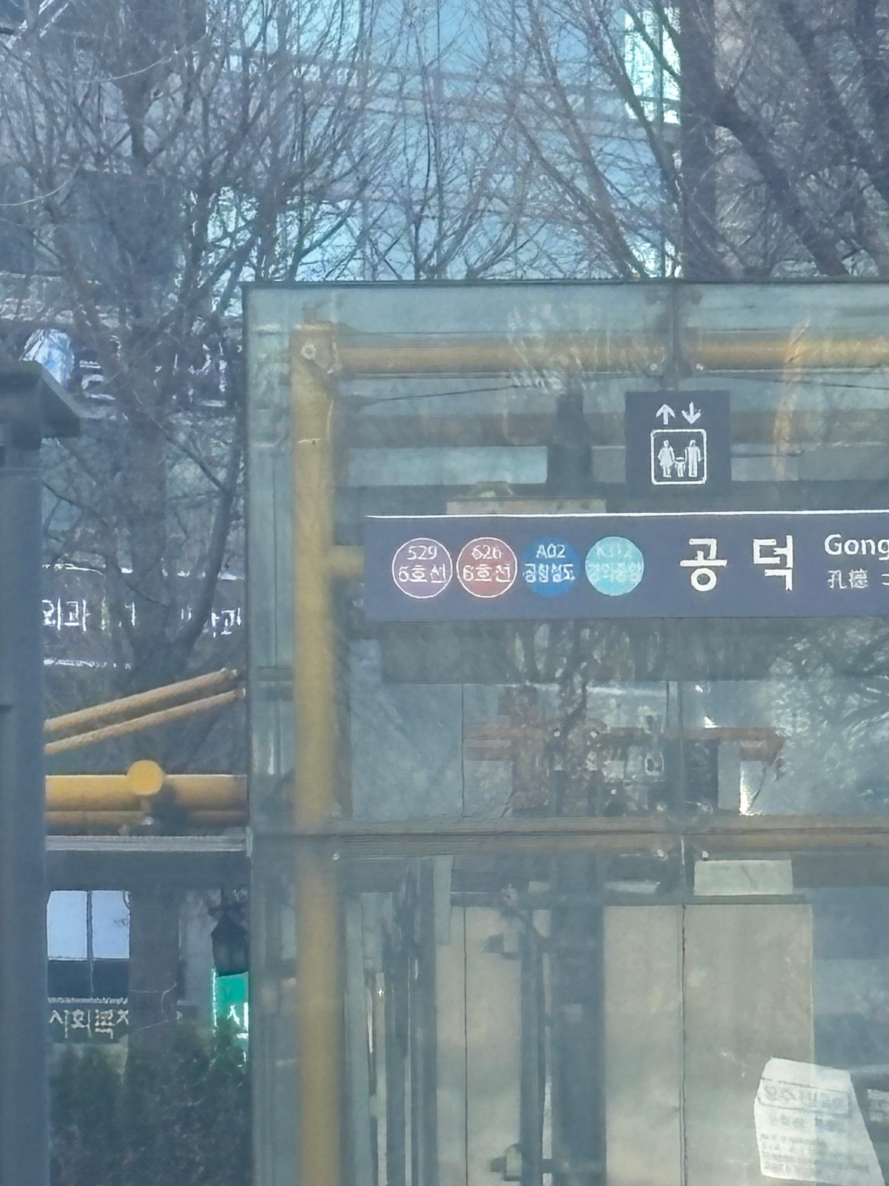 お部屋から見る地下鉄入り口