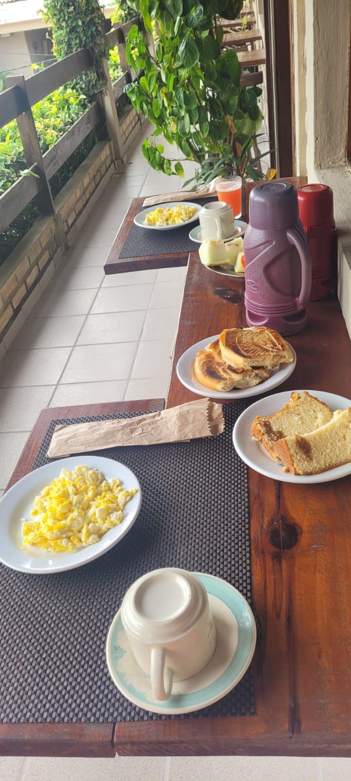 Café da manhã na varanda de acesso aos quartos