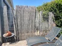 Palissade à côté de la piscine