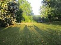 Les ombres du jardin à 20 h en juillet
s'étale sur le gazon couvrant le jardinet !