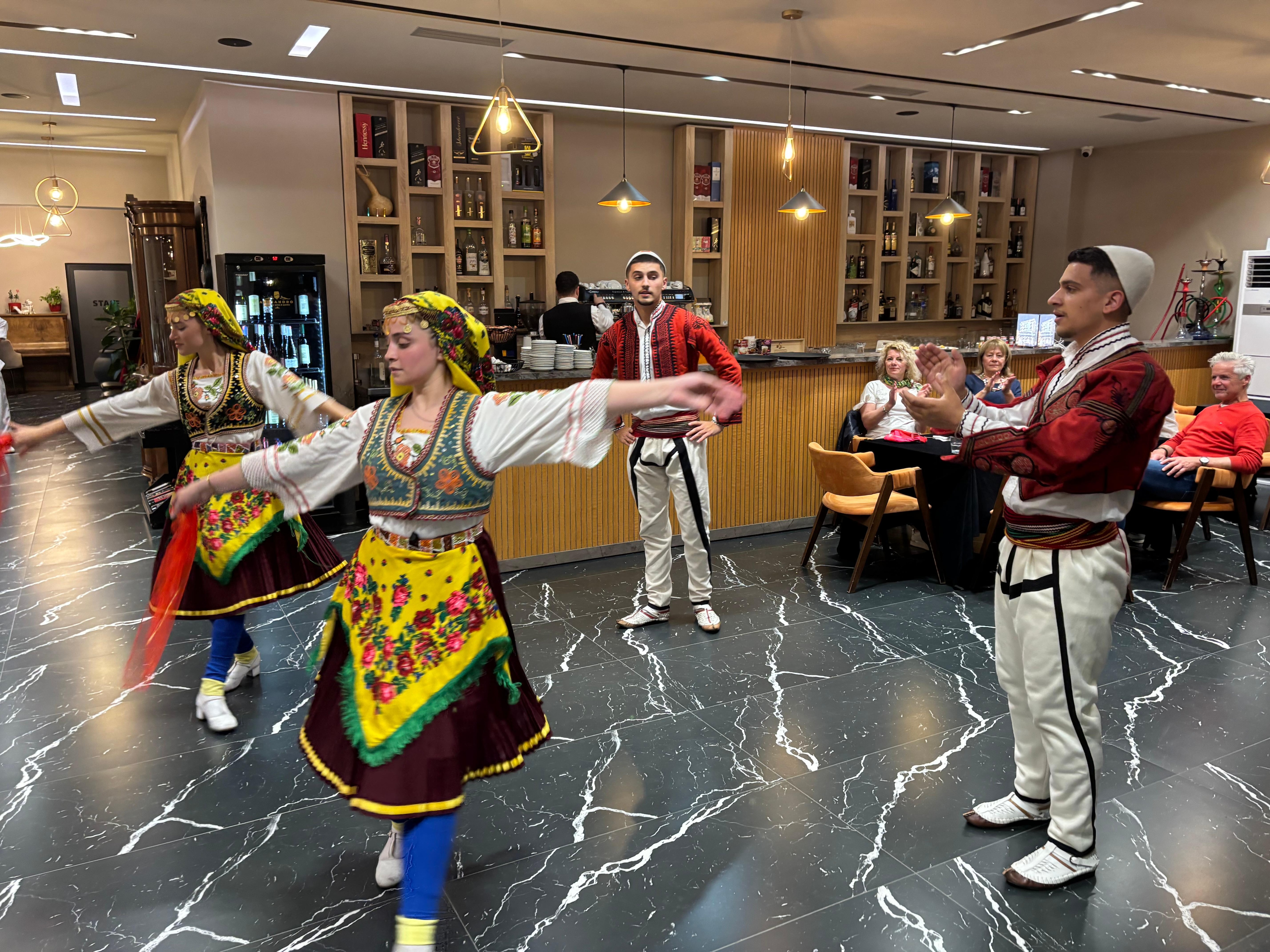 Albanese folklore met buffet die heel lekker was.