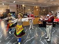Albanese folklore met buffet die heel lekker was.