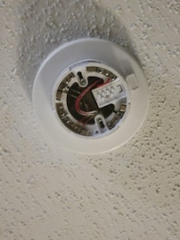 No smoke detector even in the room