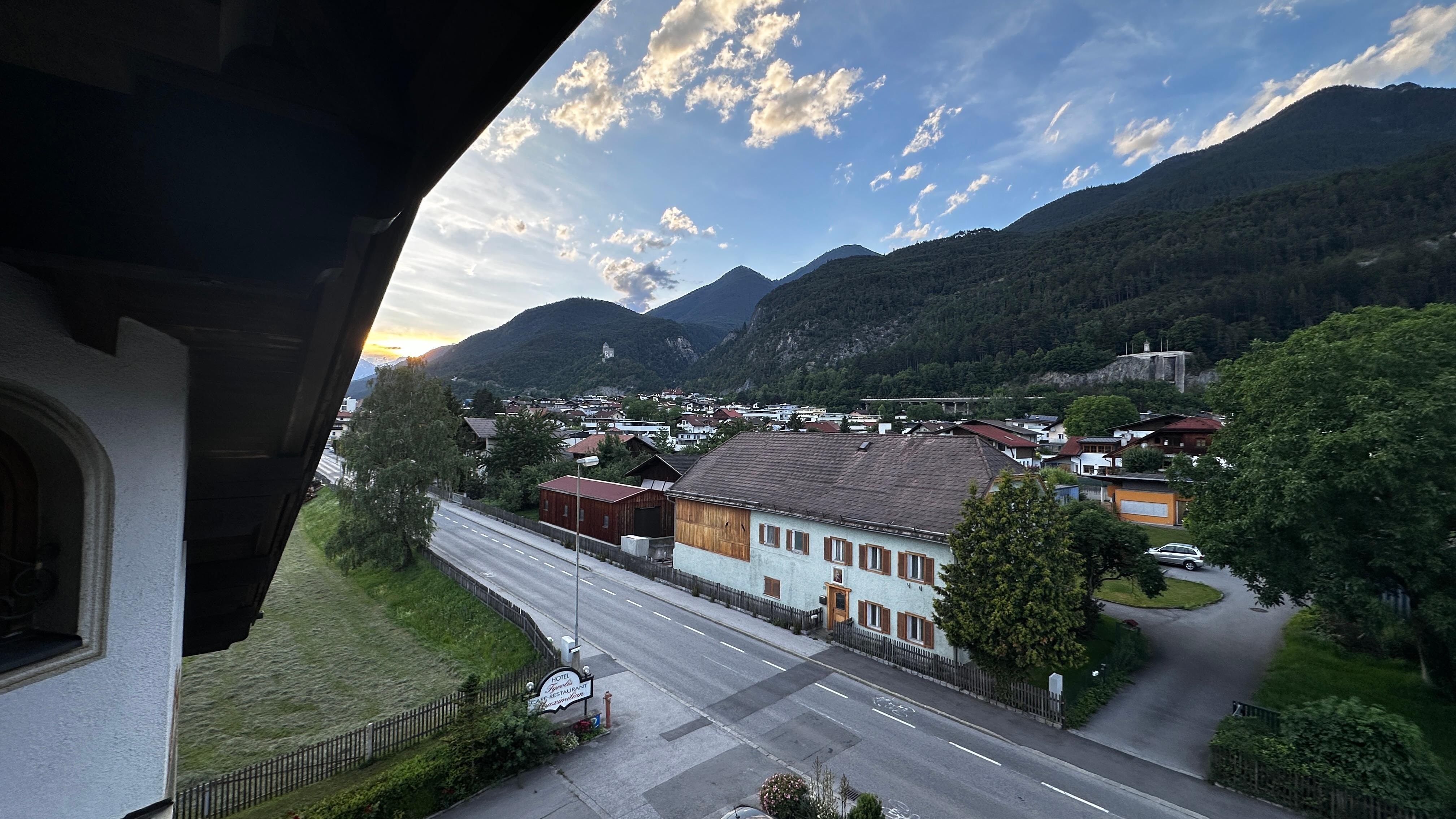 Udsigt over byen fra altanen