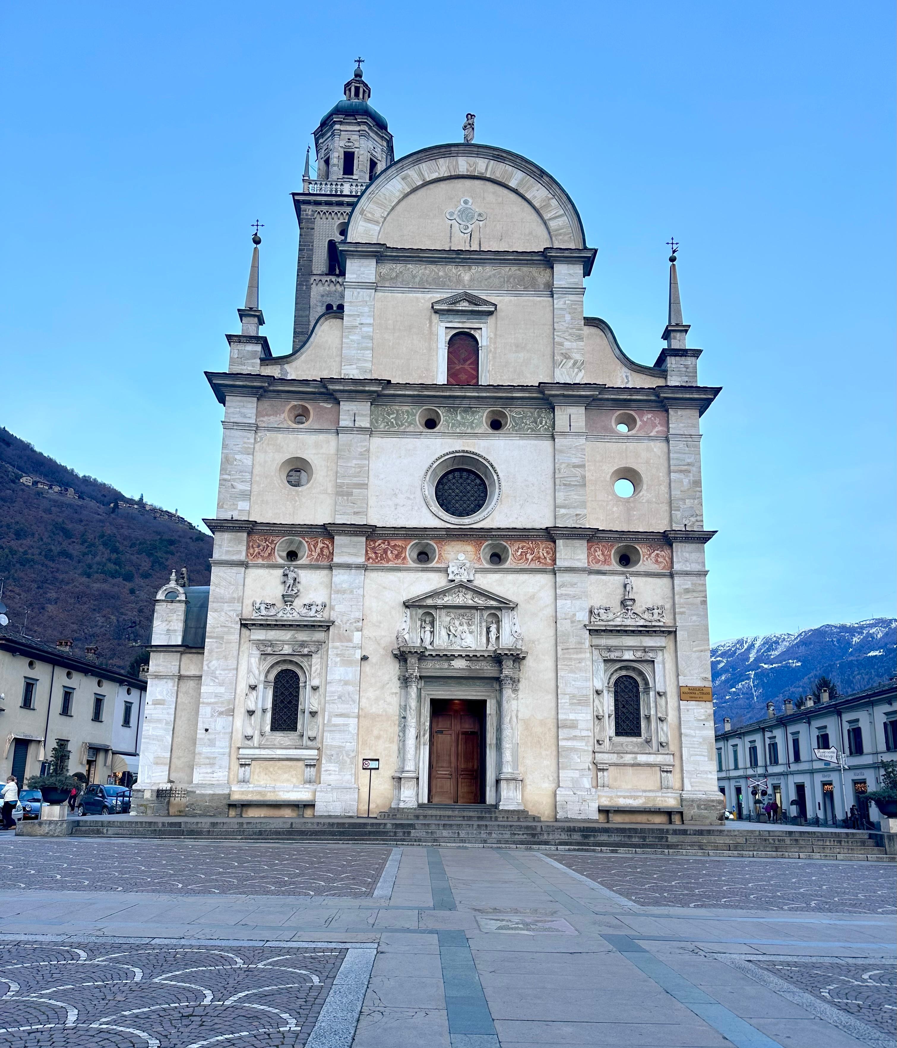 10 minute, quiet walk through the neighborhood! 