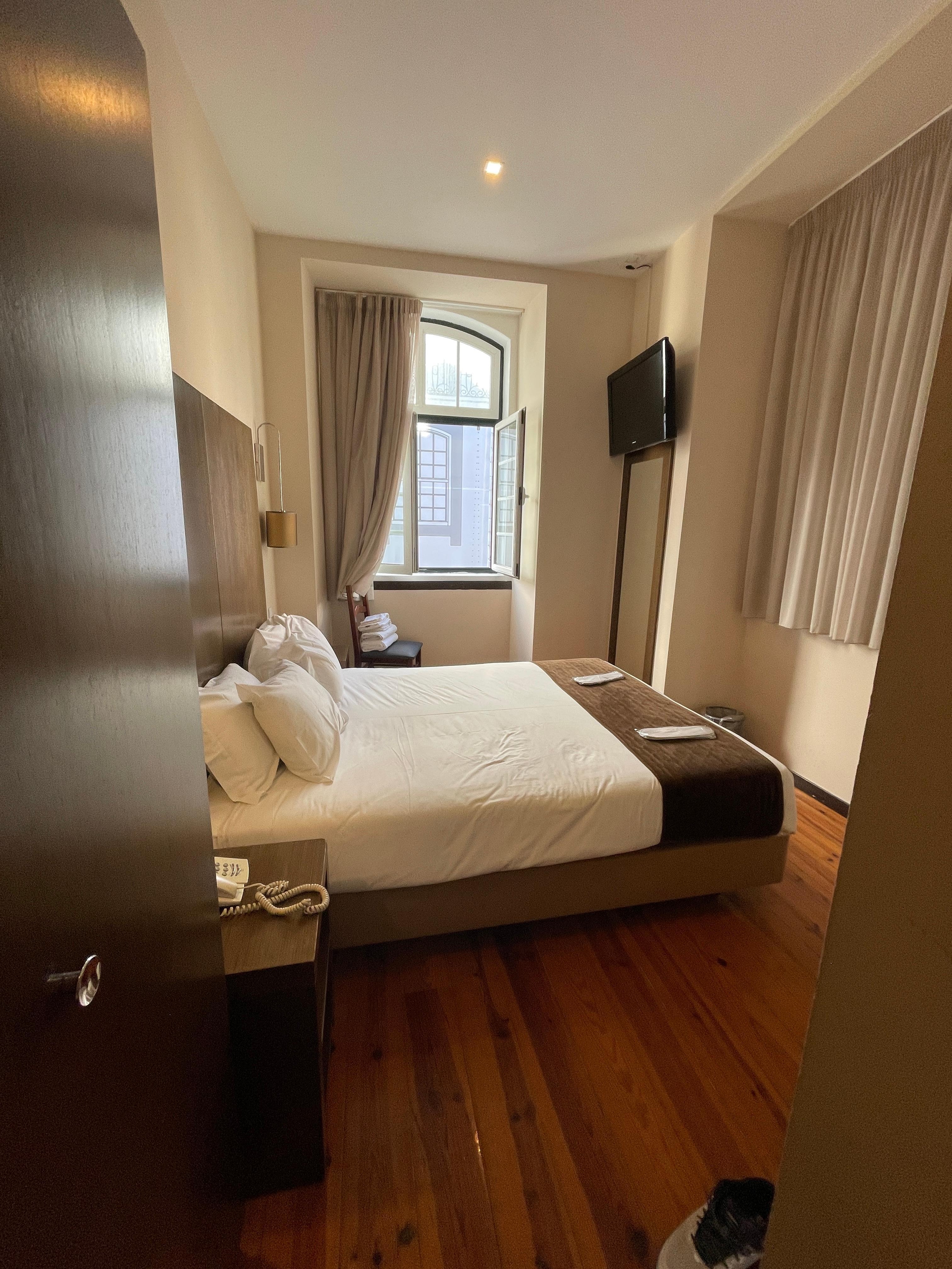 Very beautiful room with awesome view of the neighborhood outside