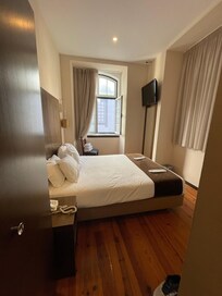 Very beautiful room with awesome view of the neighborhood outside