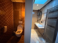 Toilet en badkamer apart.