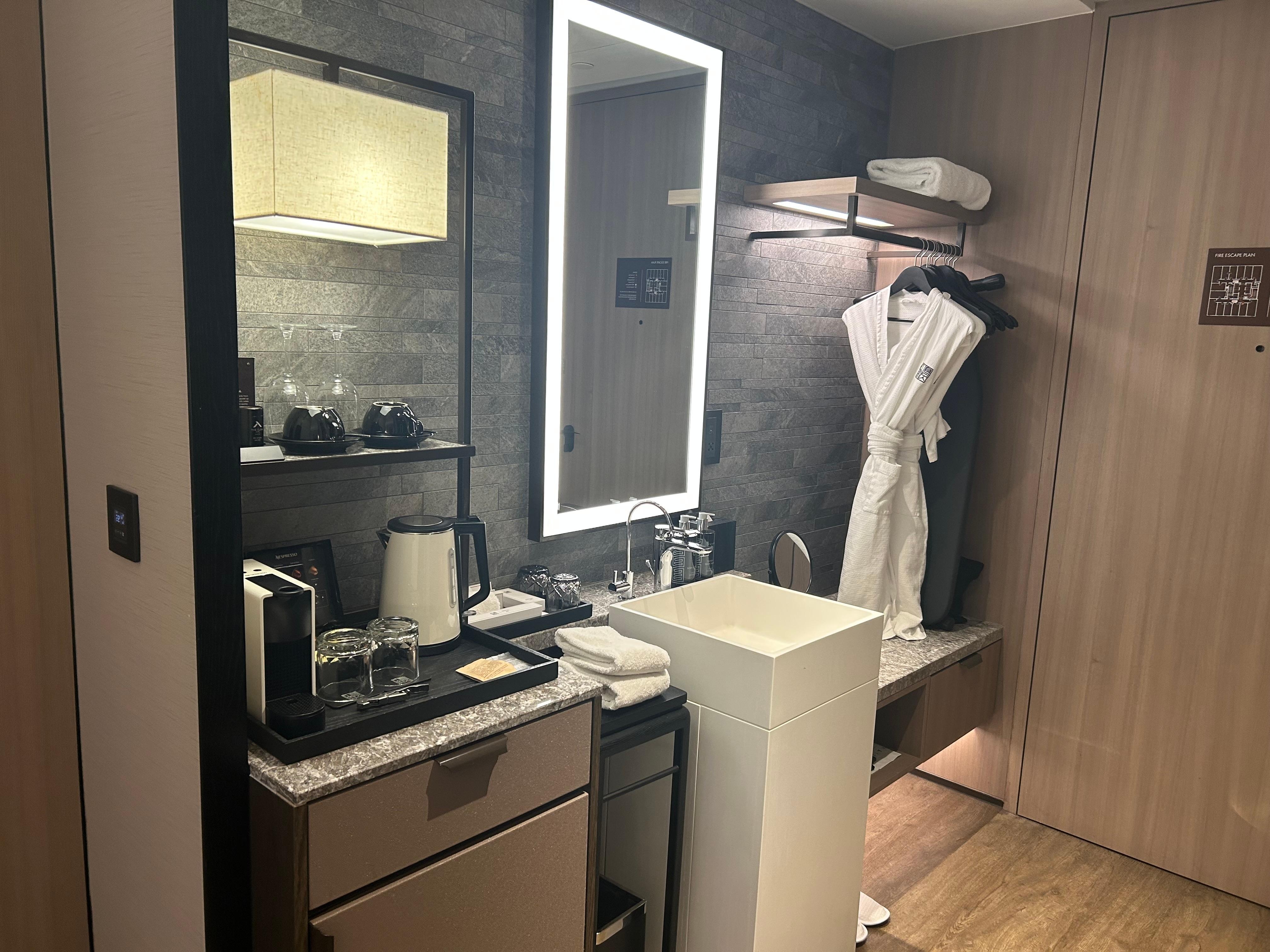 洗面台が部屋の中にあります