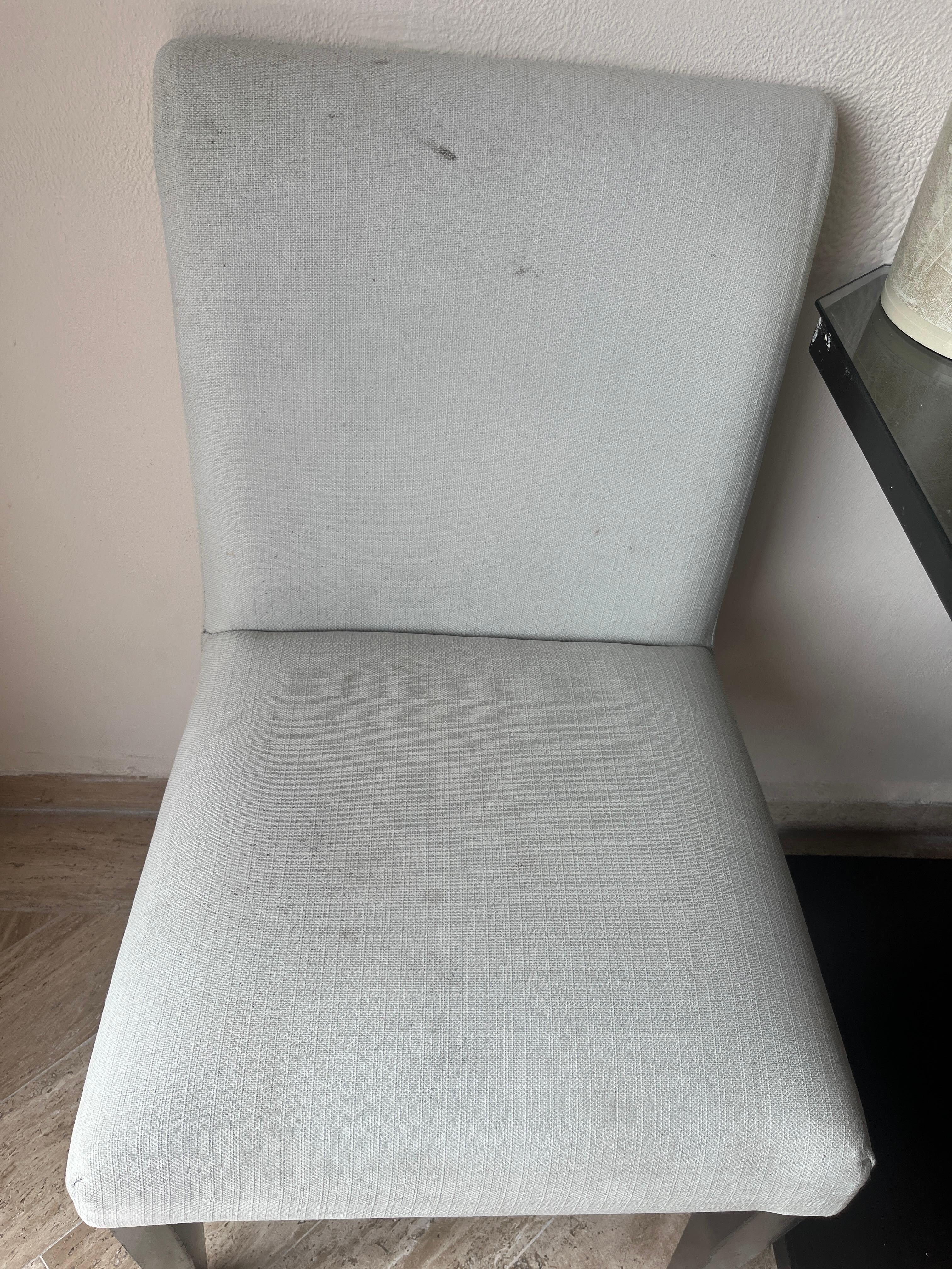 Stains on the chairs. We had 5 rooms and all the rooms had dirty chairs as such. 