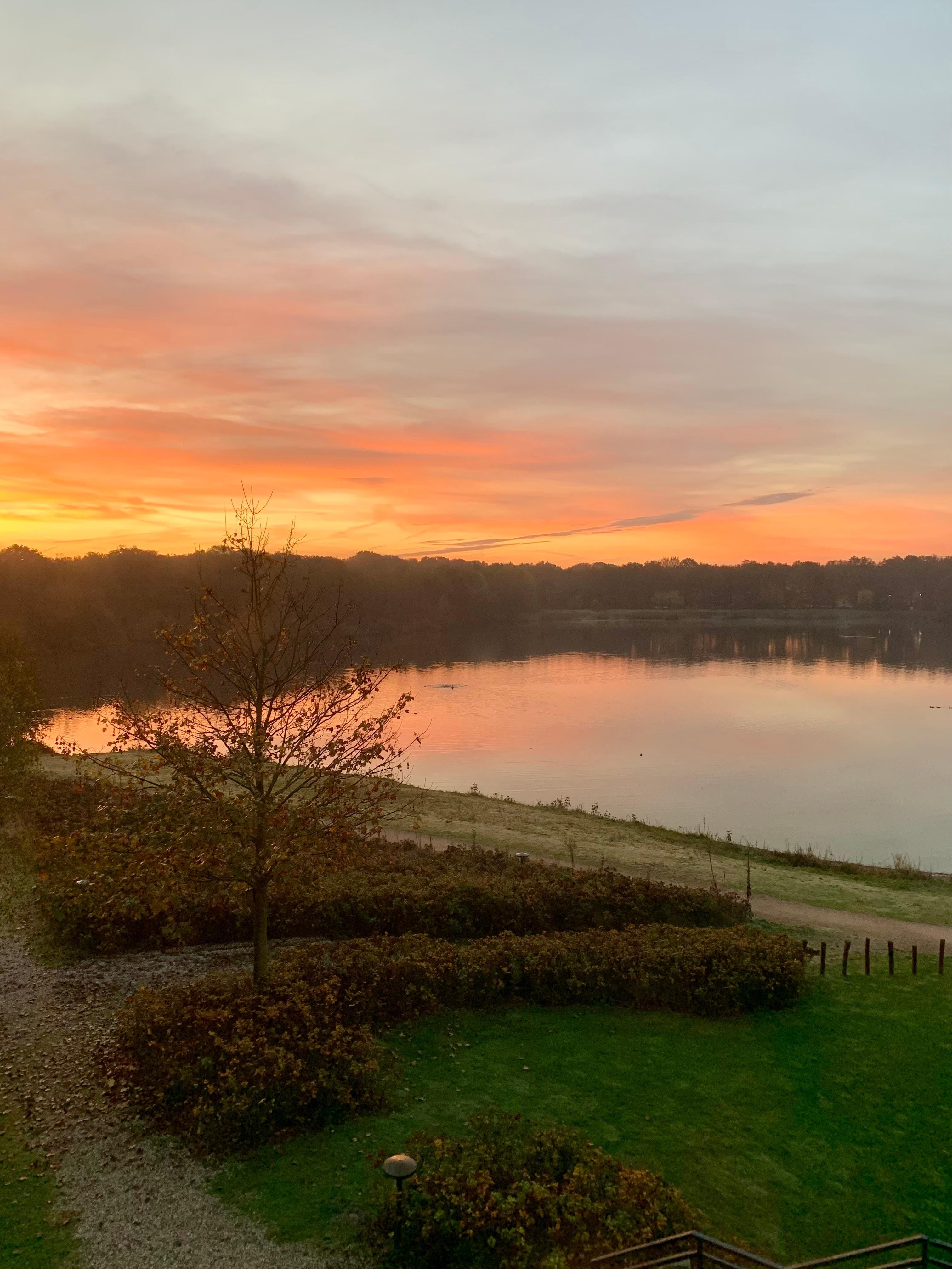 Sonnenaufgang über dem See