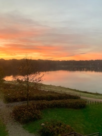 Sonnenaufgang über dem See