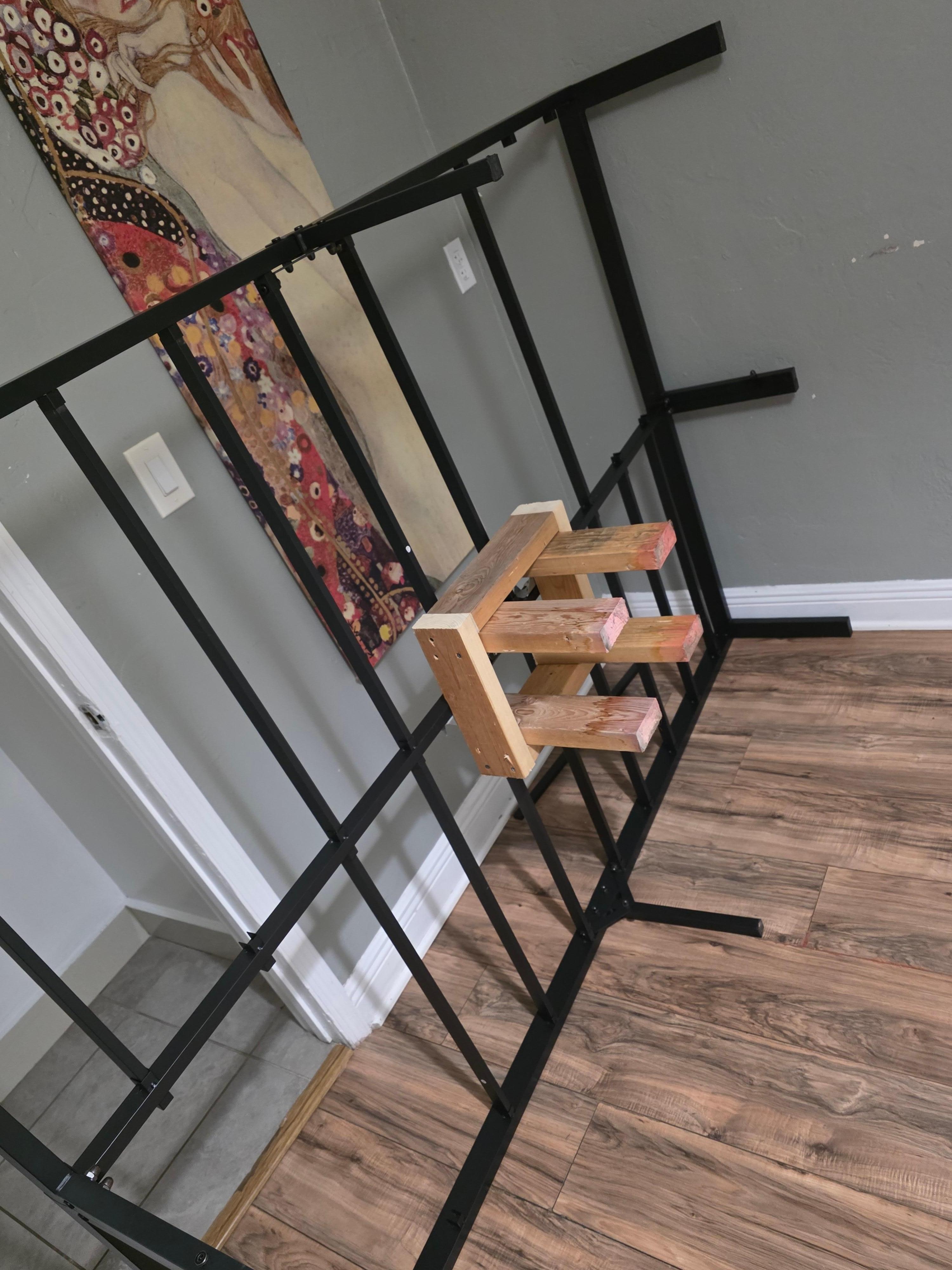 Sostenida por un banquito